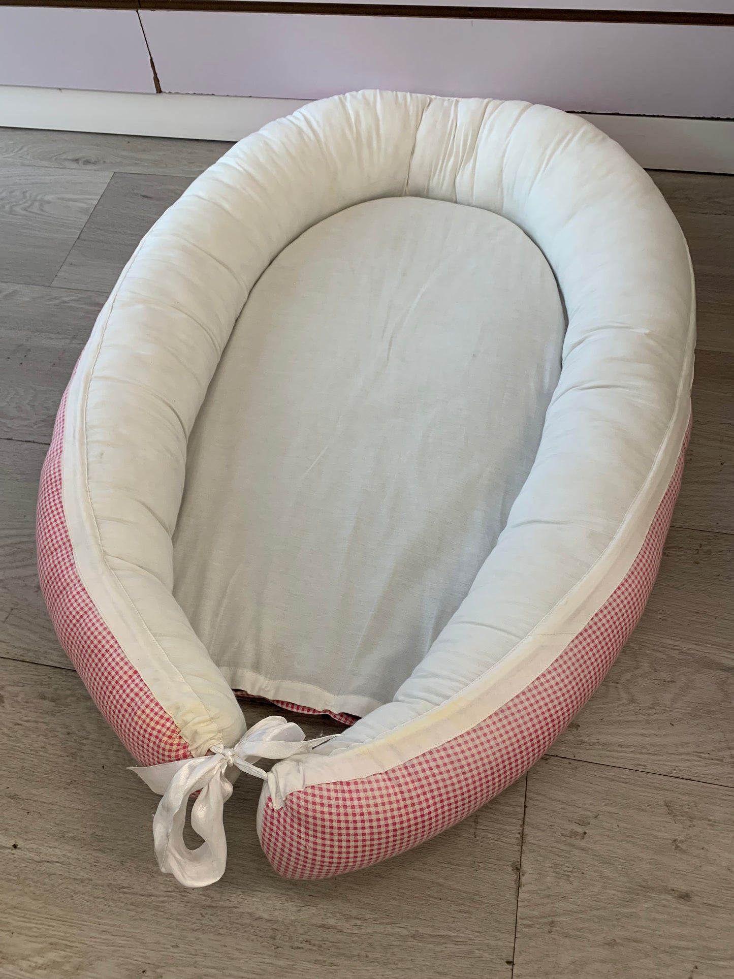 Baby Co-sleeping nest/ white & Pink