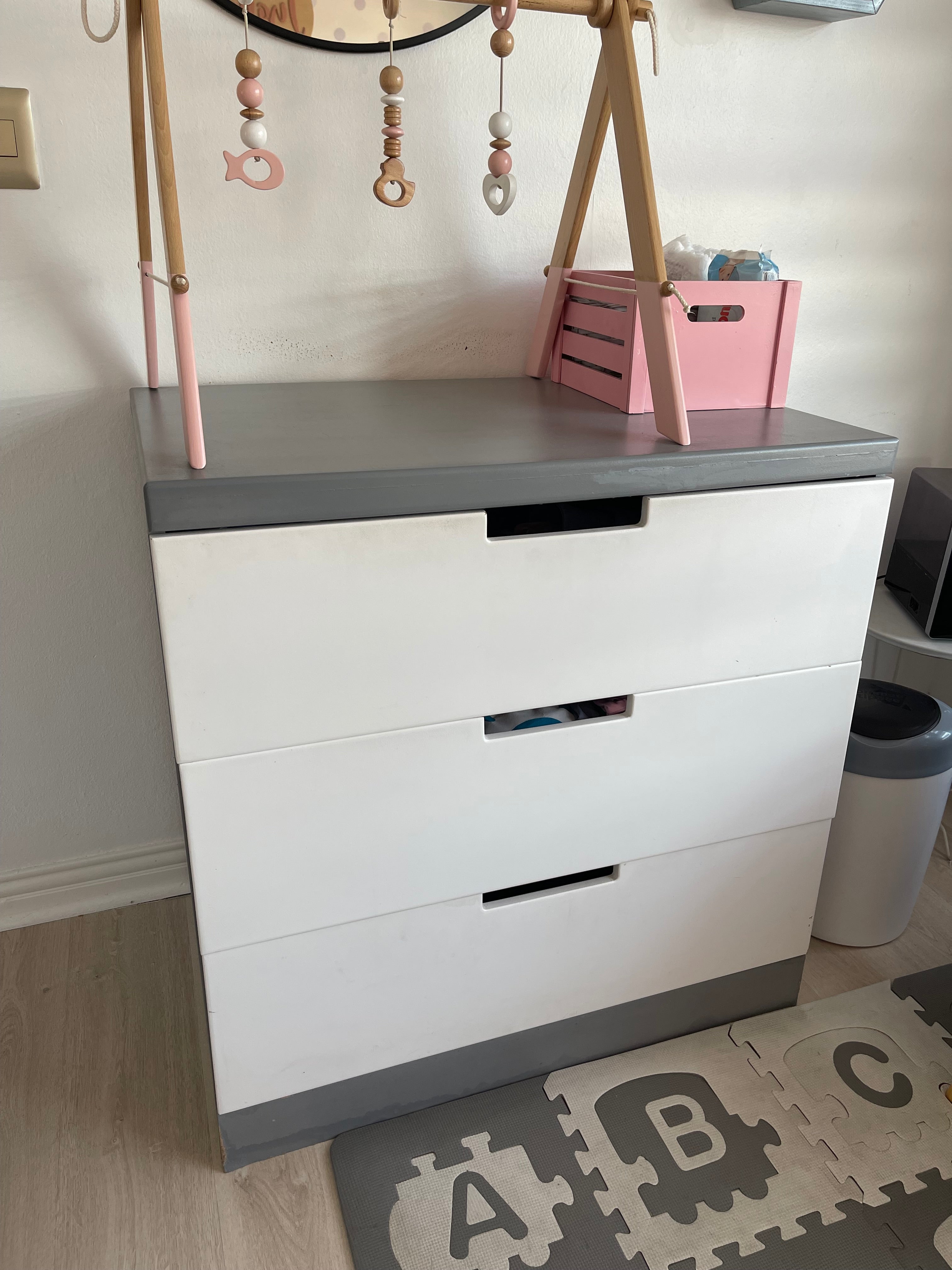 Snoozy Baby New York White and Grey Wooden Cot and Matching Compactum*