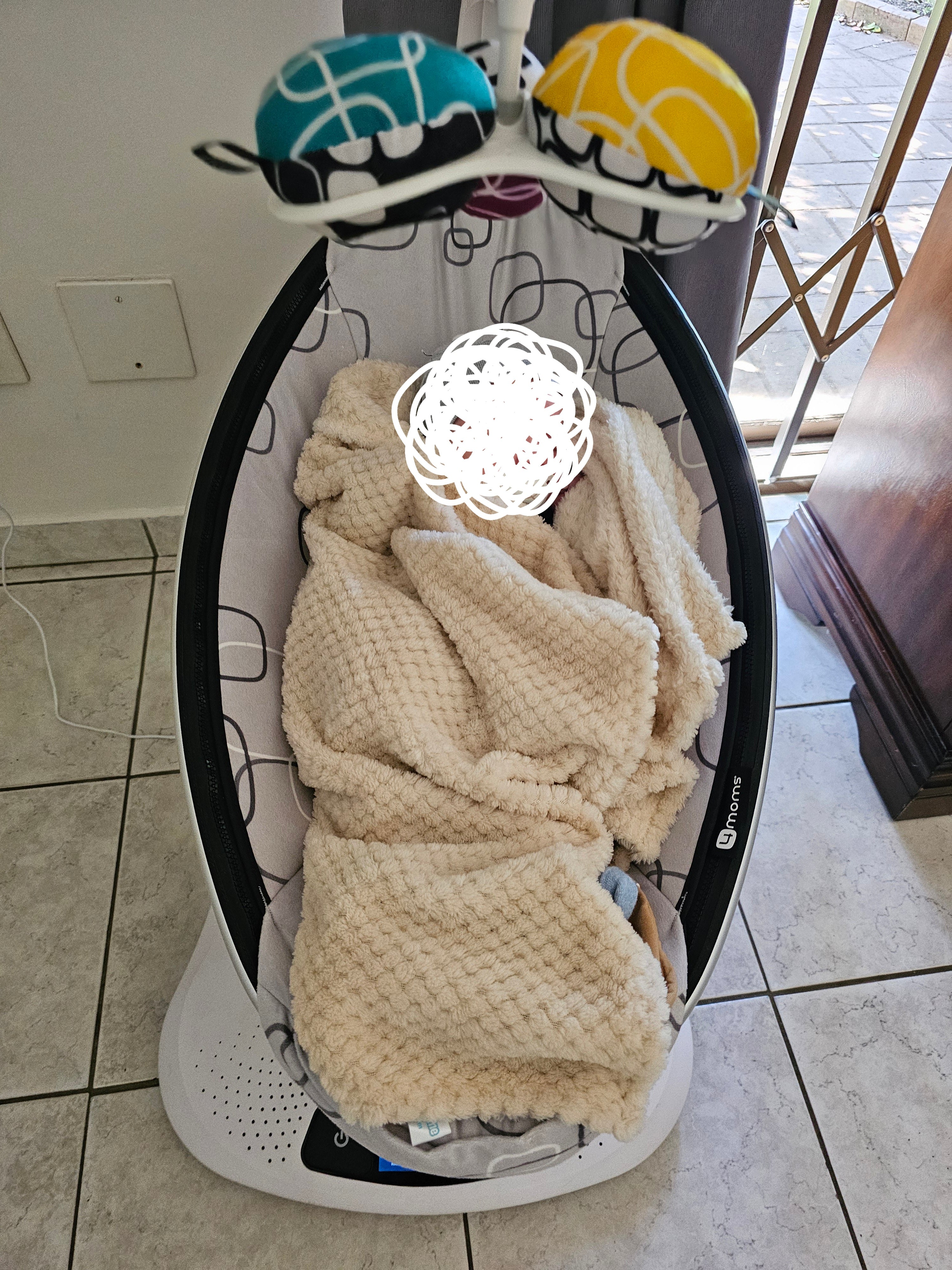 4Moms mamaRoo multi-motion baby swing*