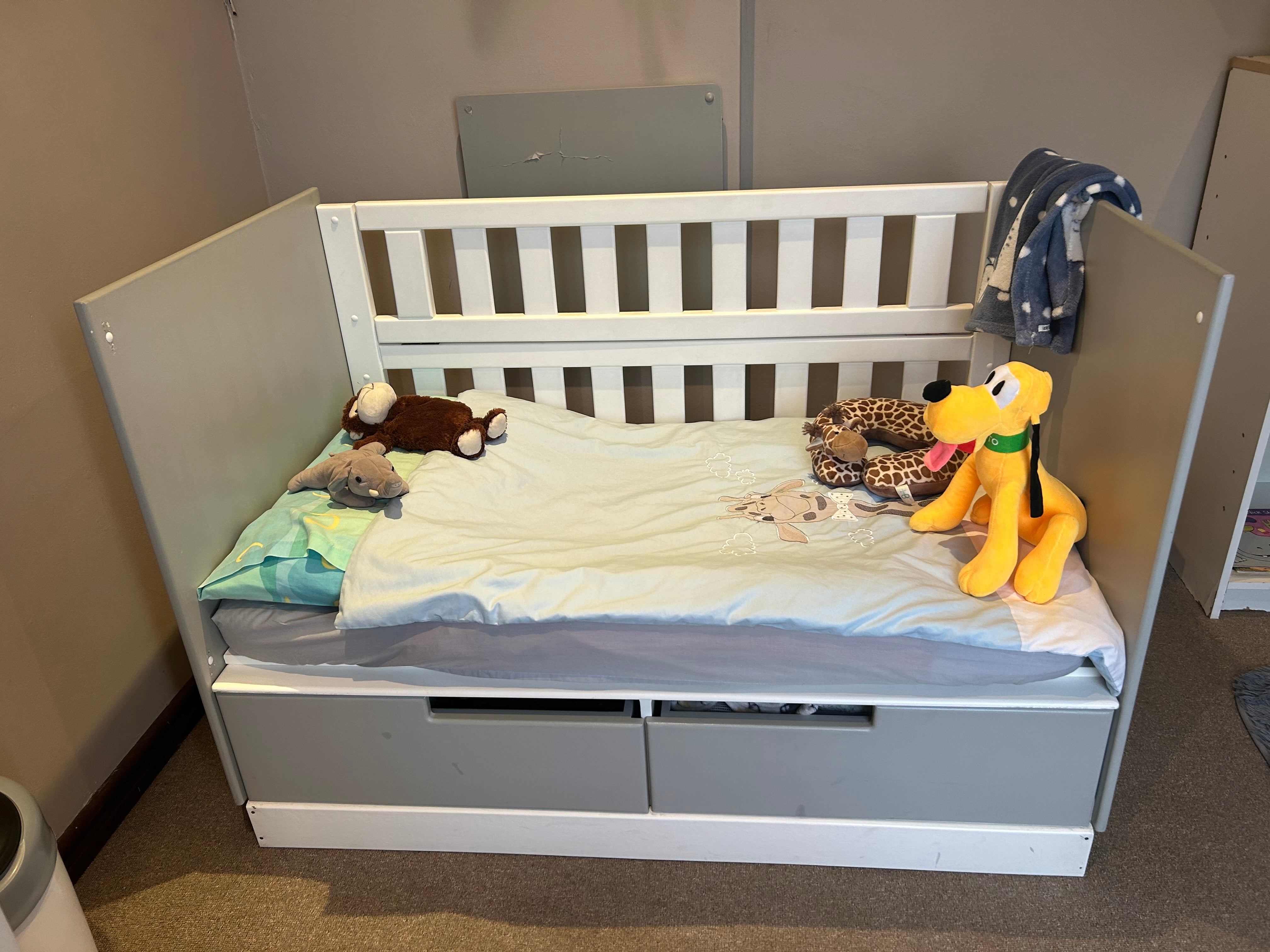 Amy cot and 3 shelve easy drawer*