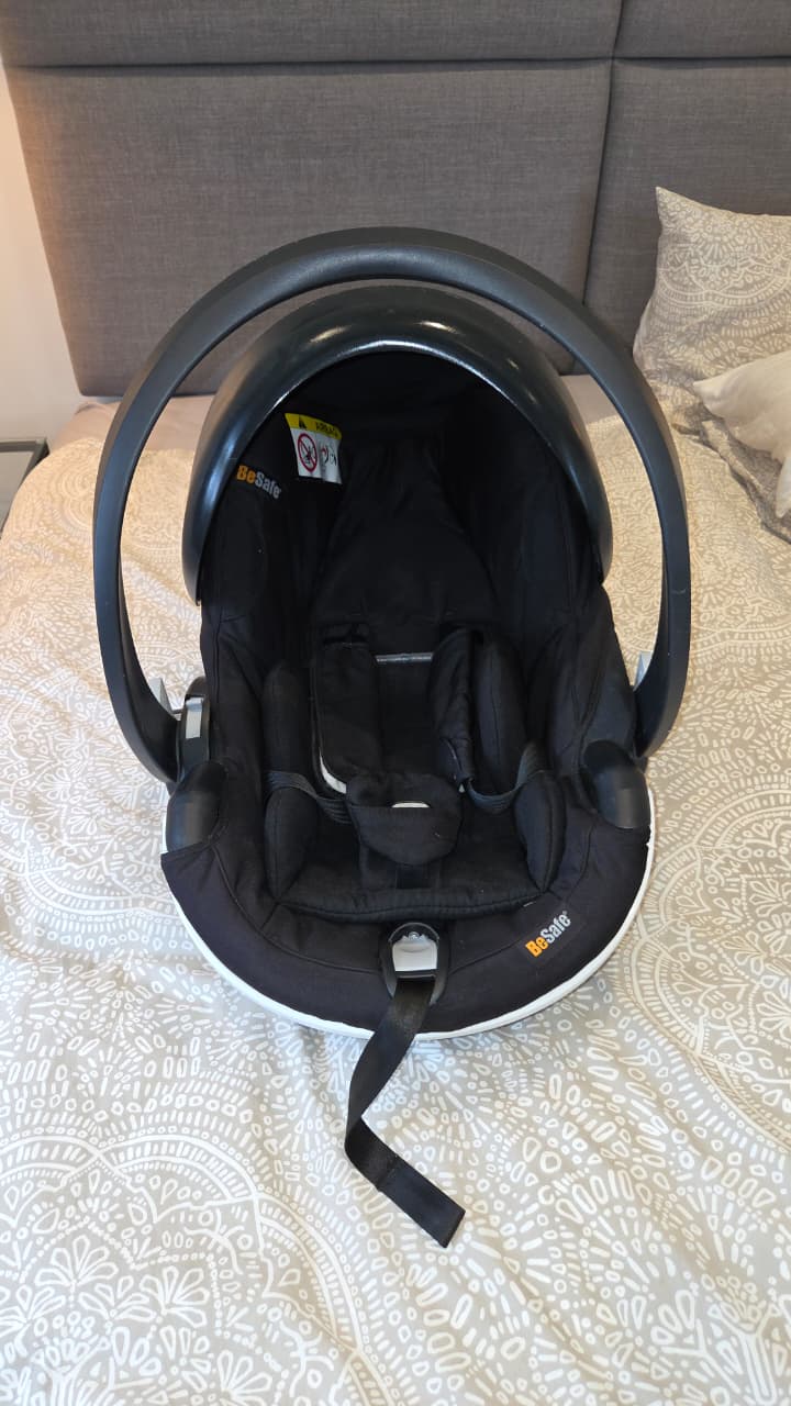 BeSafe iZi Go Modular car seat and BeSafe Modular isofix base*