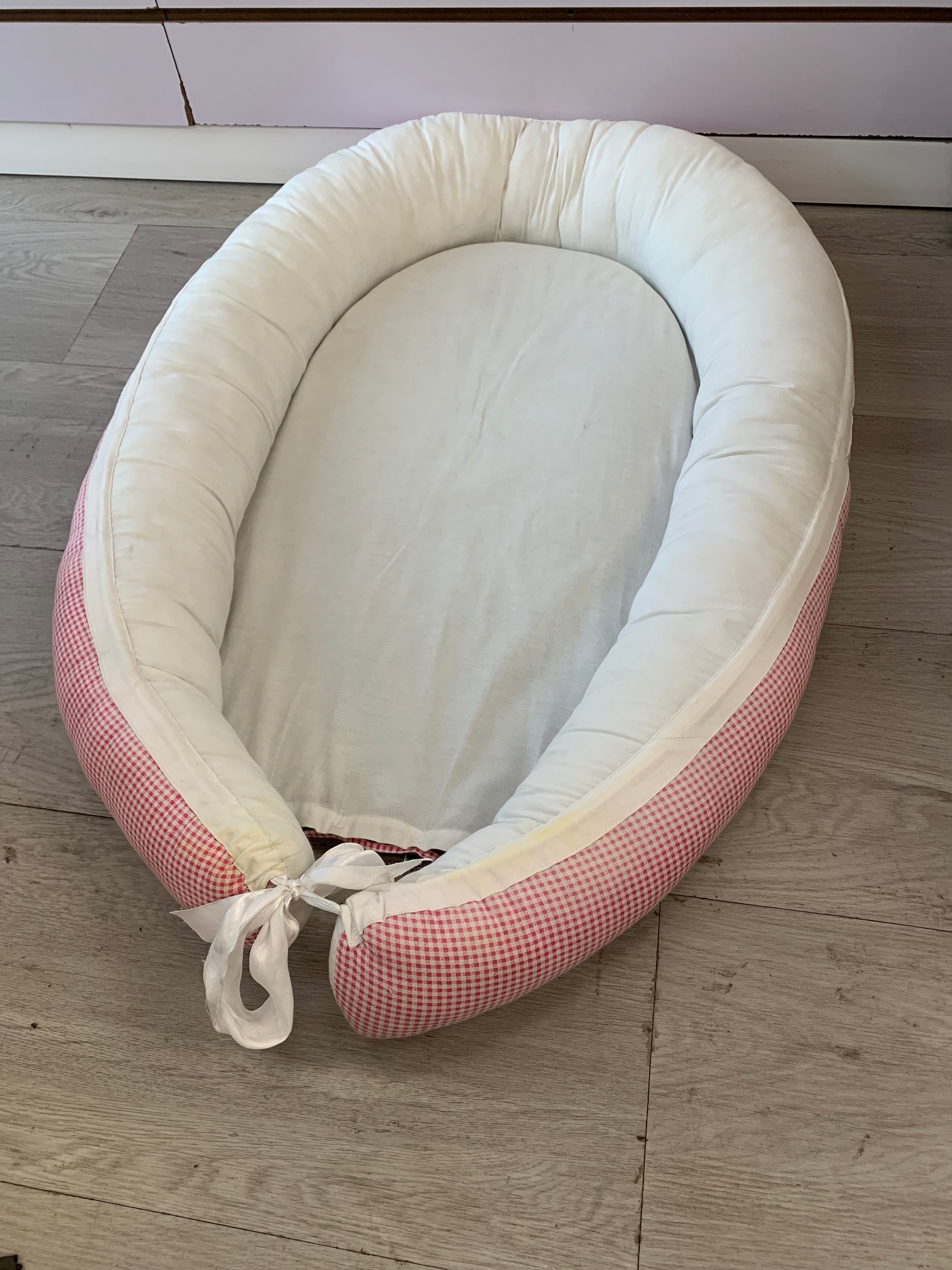 Baby Co-sleeping nest/ white & Pink