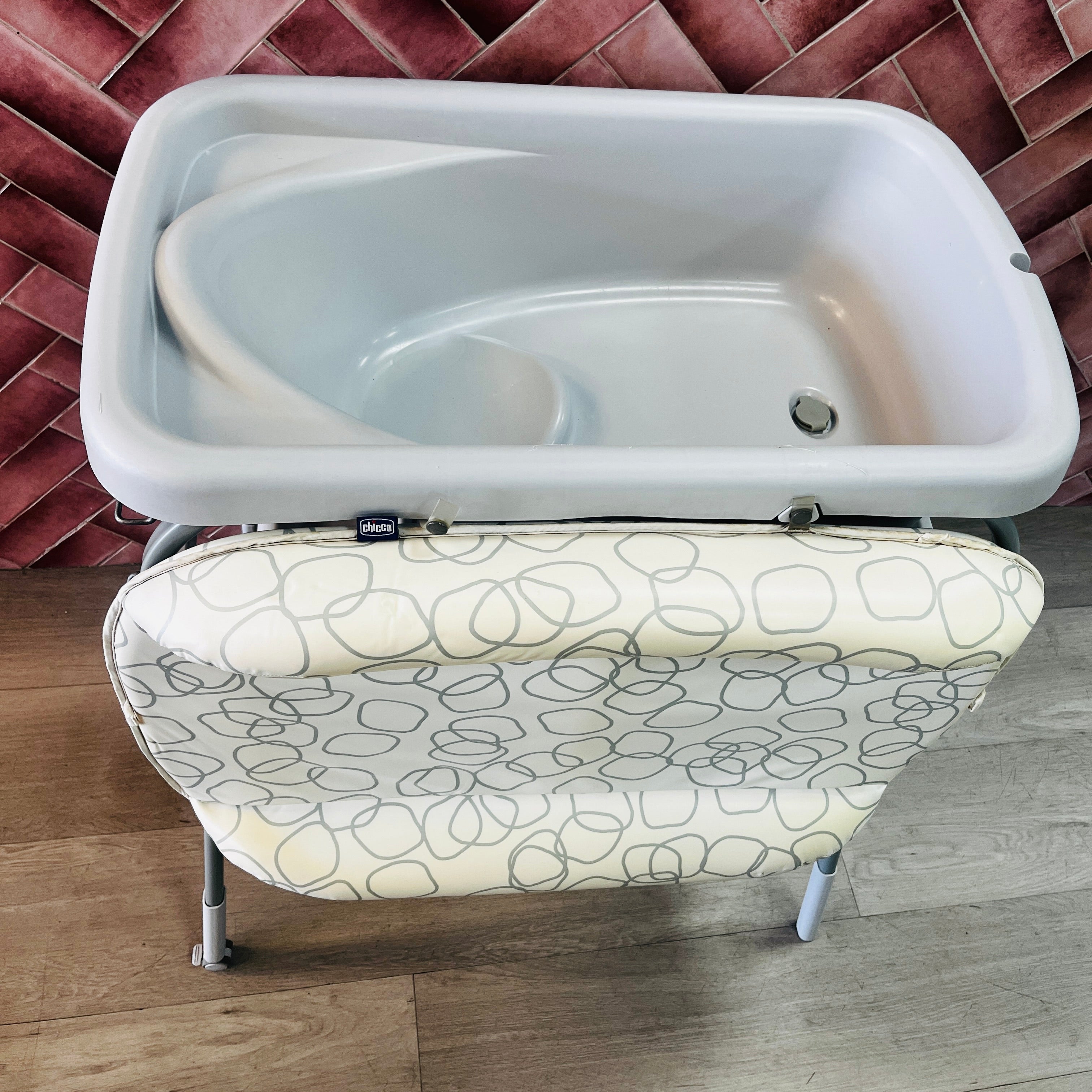 Chicco Cuddle & Bubble Bath & Changing System