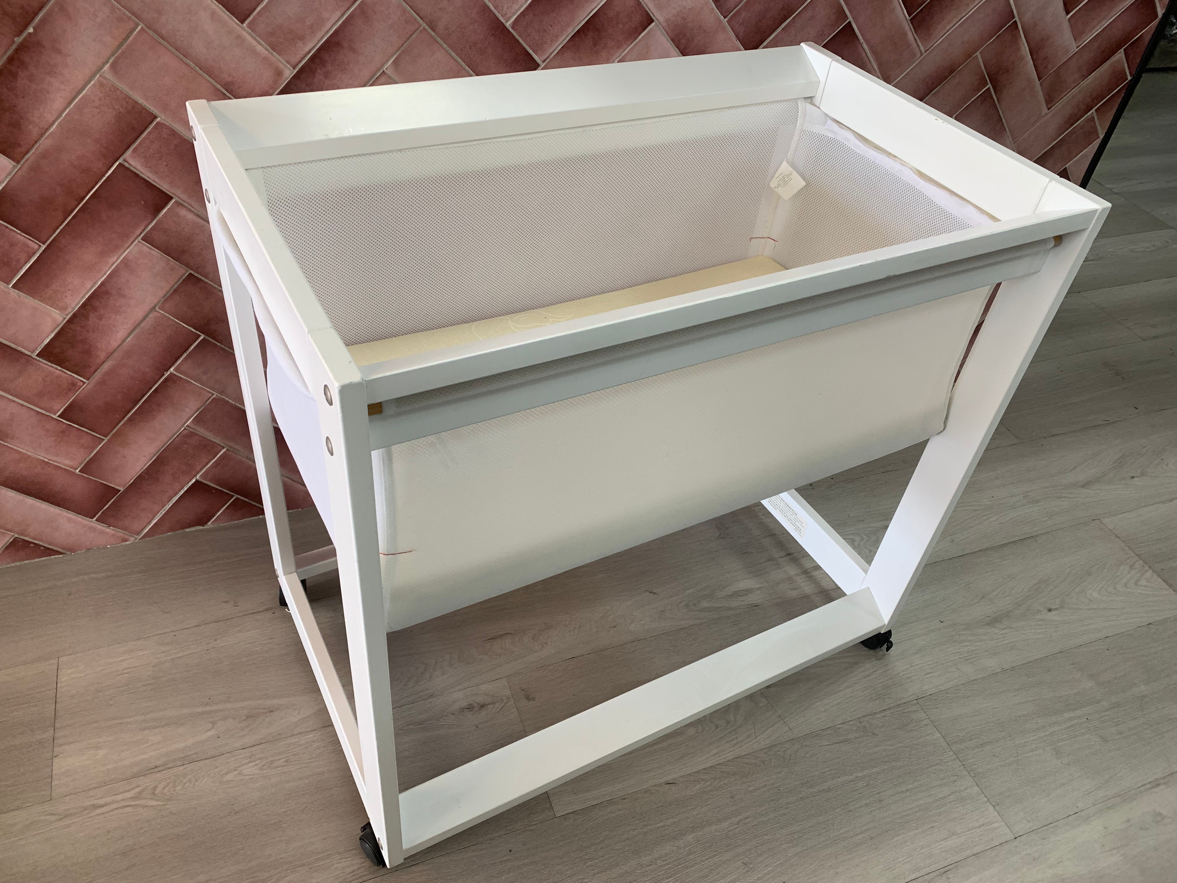 Boori Urbane Bassinet & Mattress Mesh - White