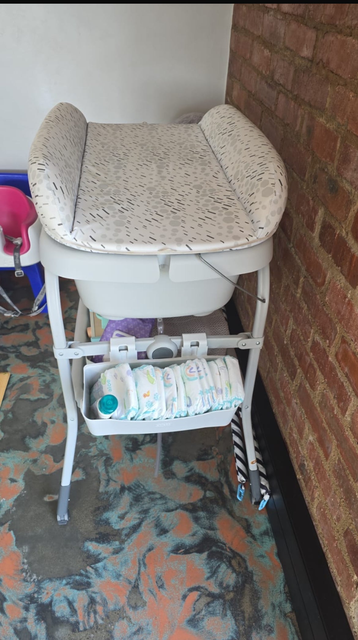 Chicco Cuddle & Bubble 2-in-1 Bath & Changing Table*