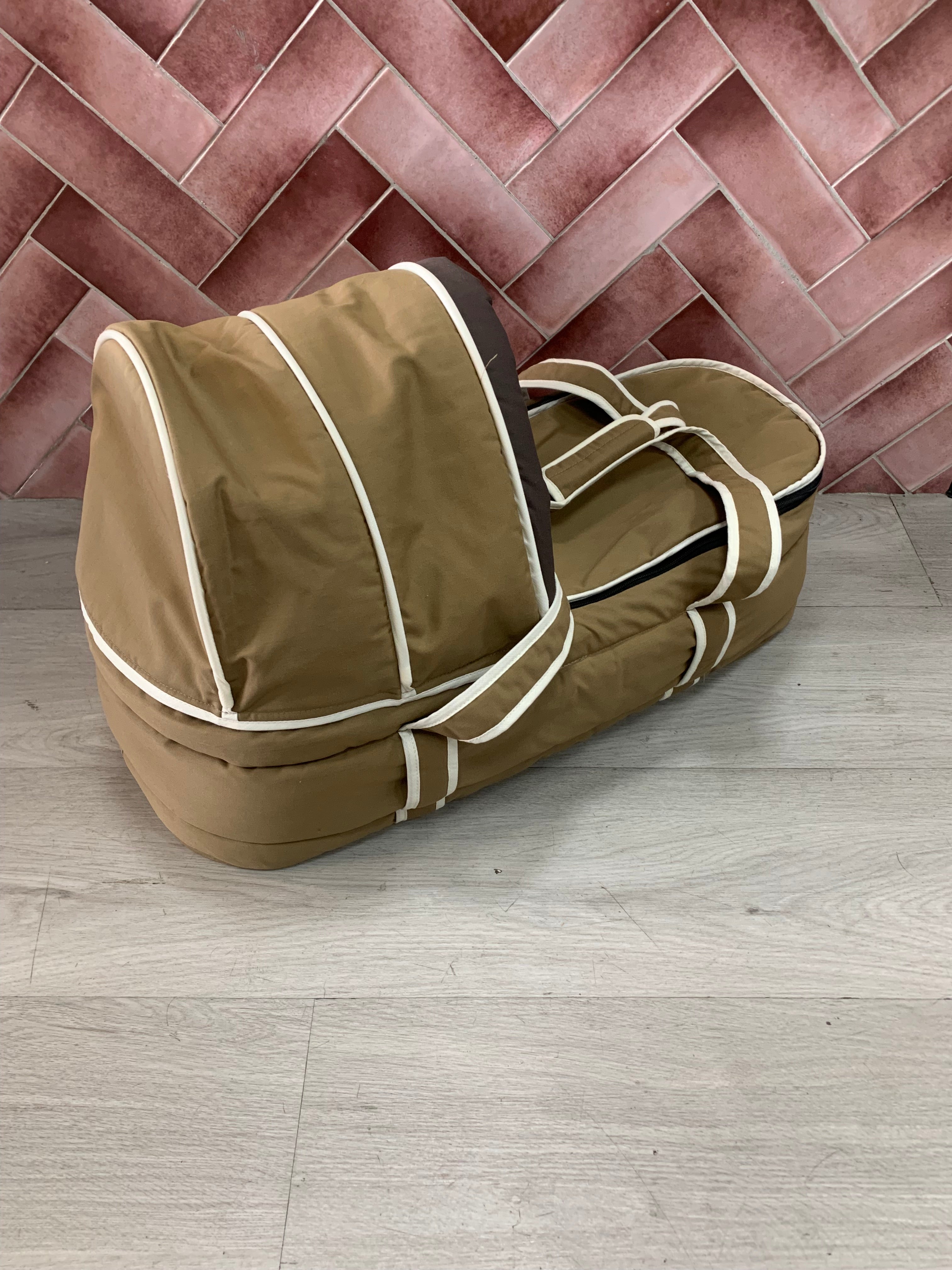 Chelino Carry Cot - Brown