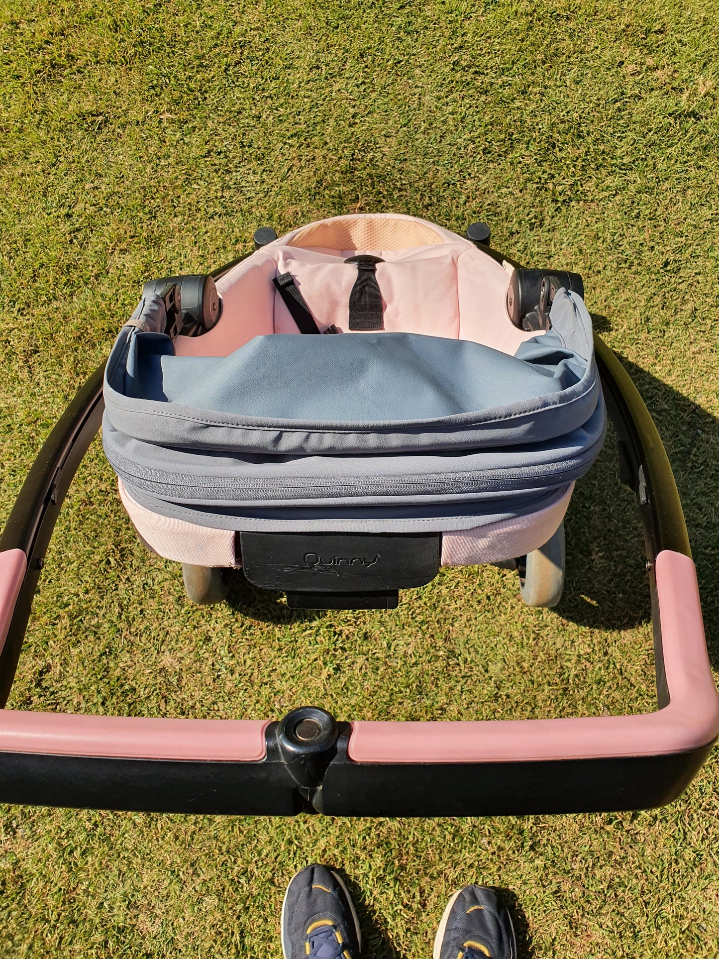Quinny Zapp Flex Plus Graphite on Blush. Includes rain cover*.