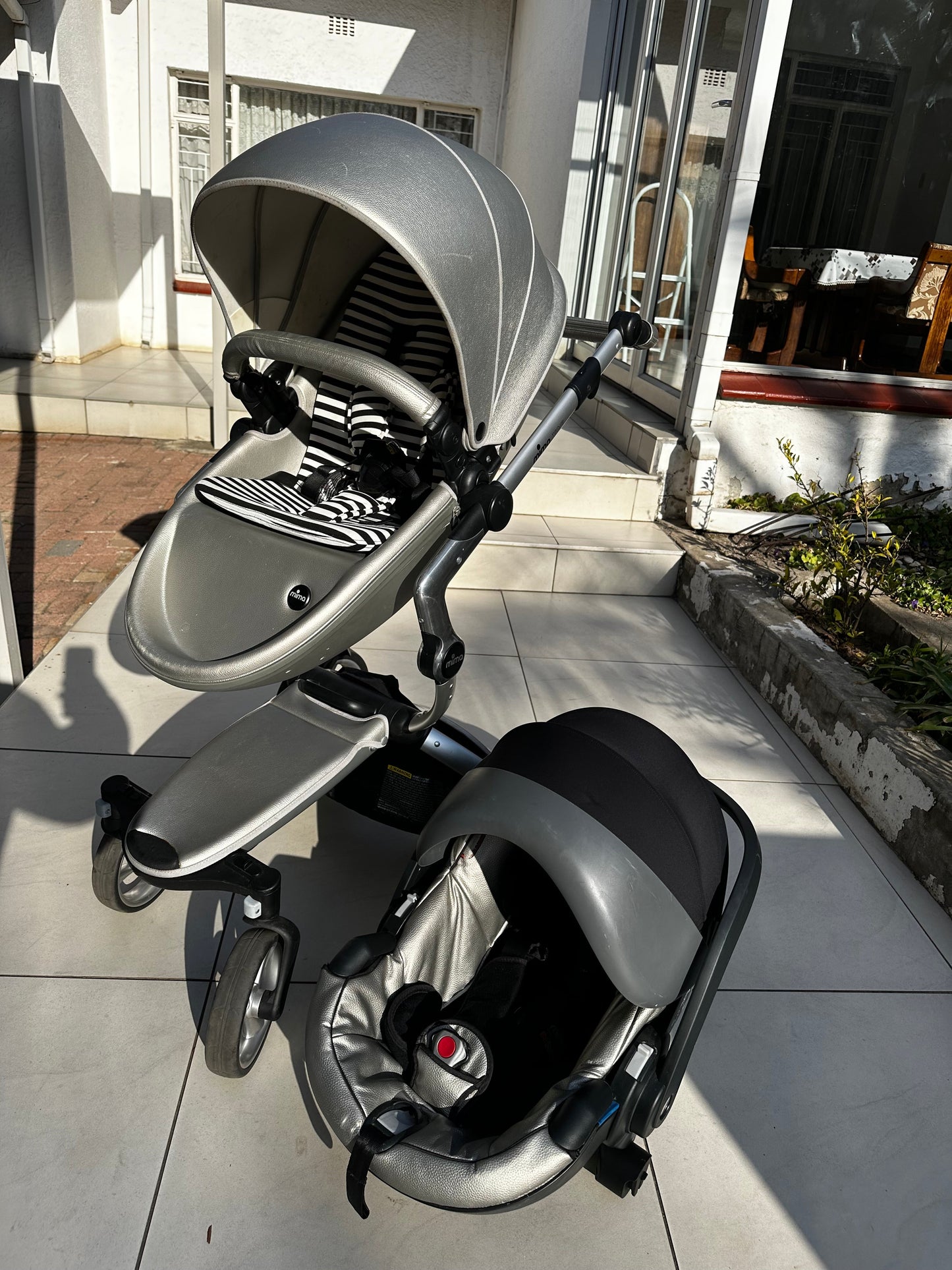 MIMA ZARI stroller & IZI GO car seat*
